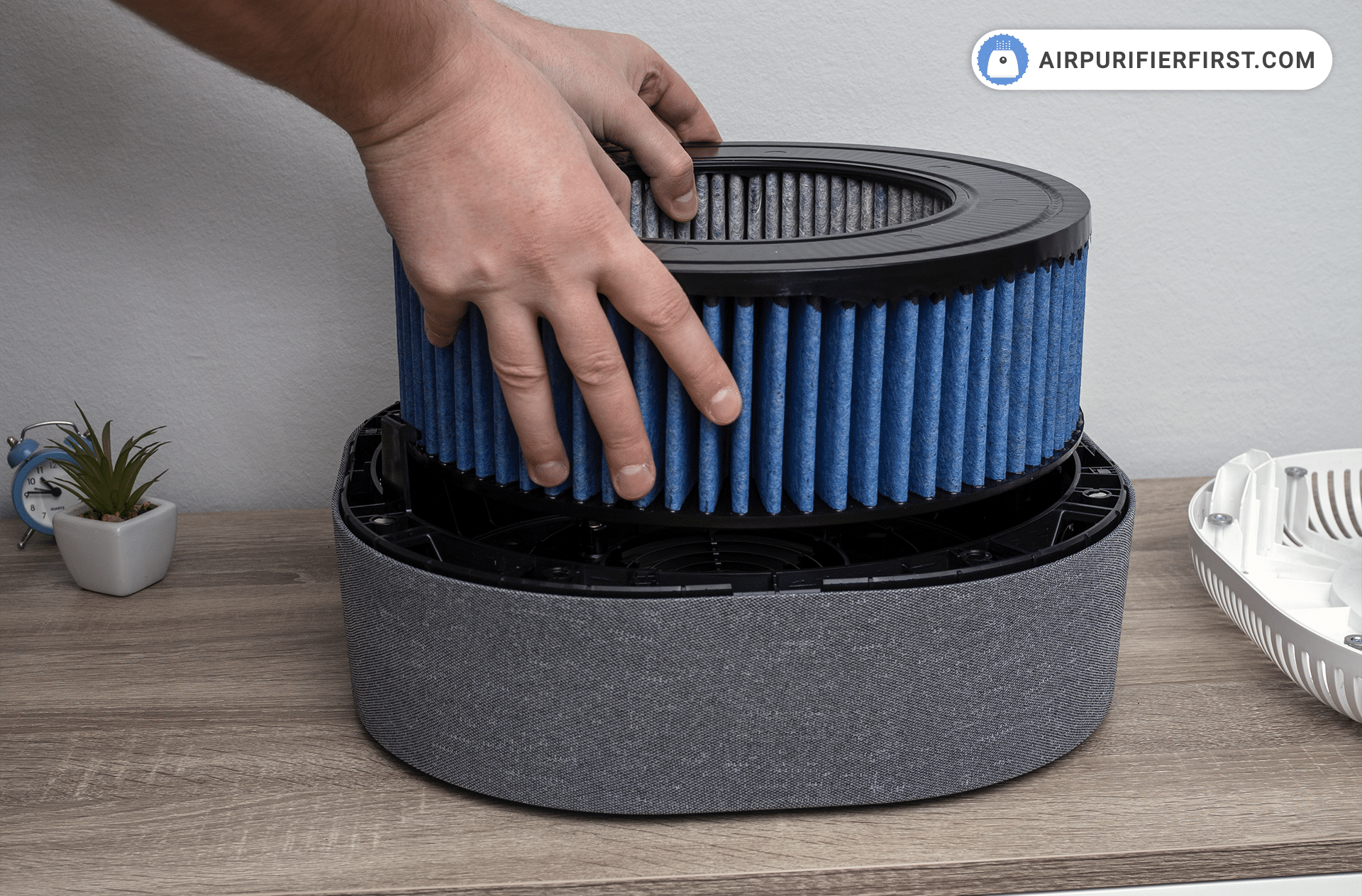 Placing new Ray-filter inside the air purifier